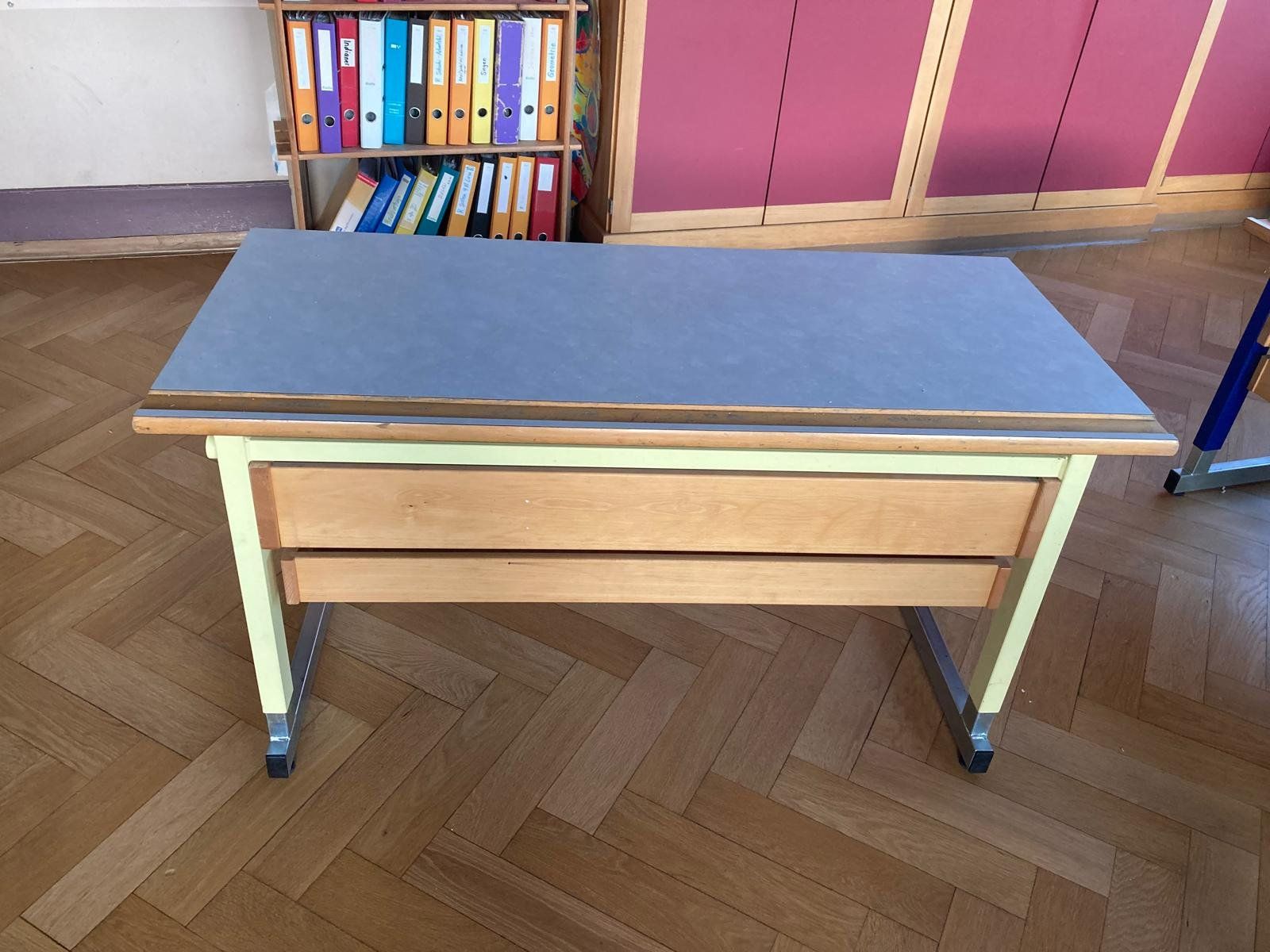 Schreibtische: Schultische oder Bürotische für Kinder oder Jugendliche – Gebraucht aus Othmarsingen von Bauamt_5504