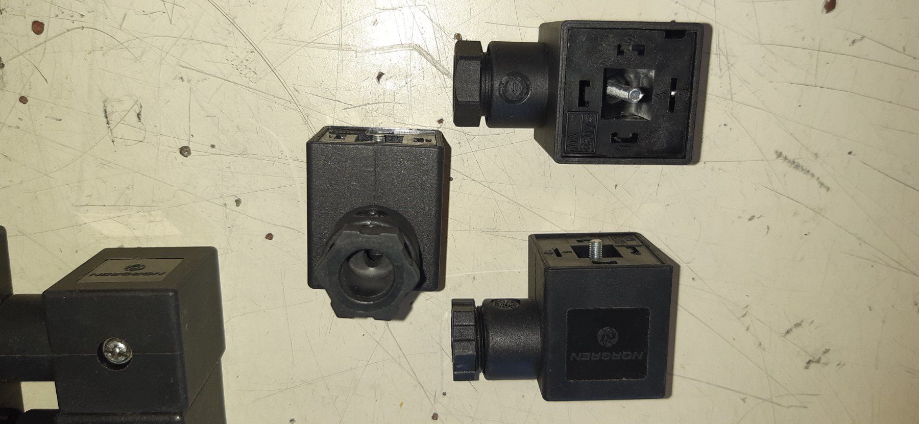 Componenti elettronici: 20 Stk. Ventilstecker Bauform A 18mm Norgren – Usato da Fehraltorf venduto da STEMAC01TK 1