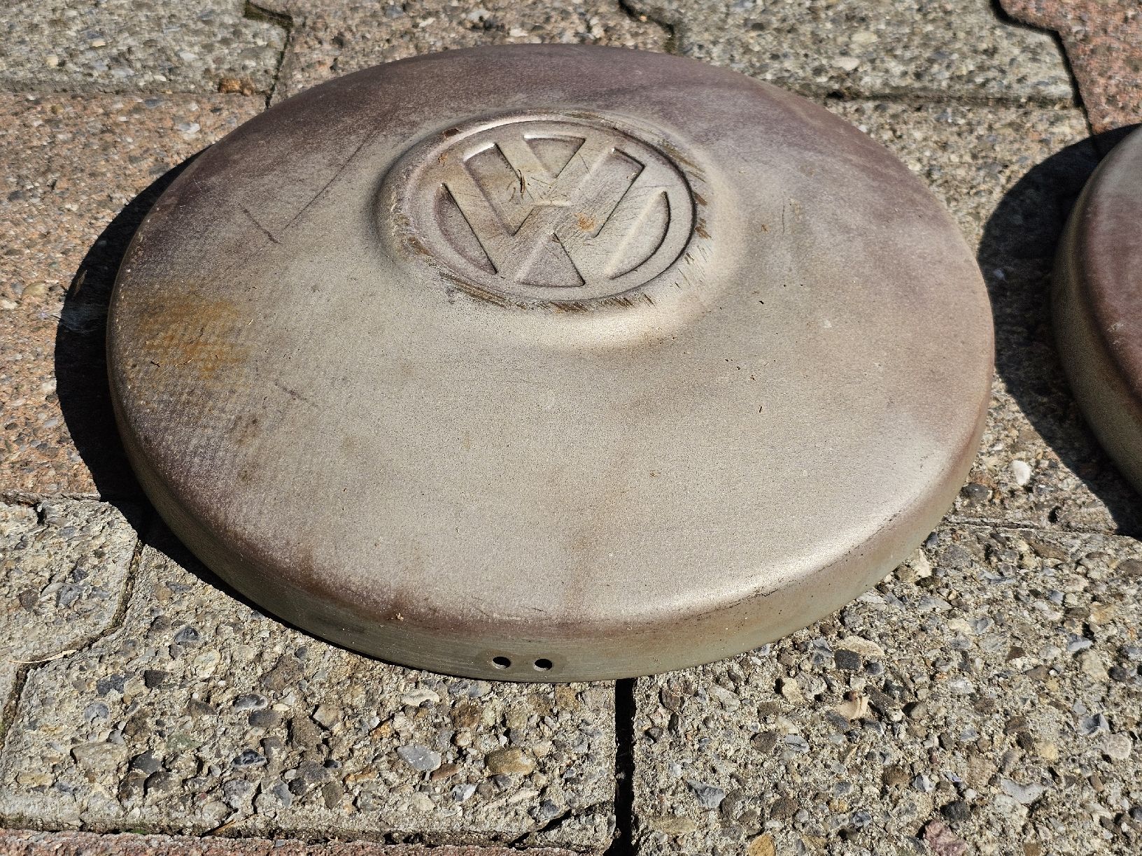 VW Autres accessoires p. véhicule: 2 VW Radkappen – D'occasion à Meisterschwanden par Hummer21 1