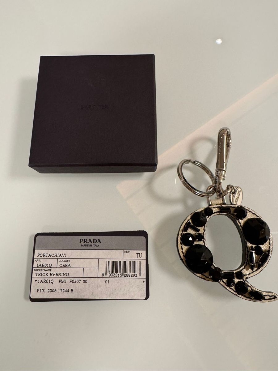 Prada Schlüsselanhänger & - bänder: Prada "Q" Keyring Bag Charm with Crystals and Box. – Neu (gemäss Beschreibung) aus Luzern von Antiquesonline 1