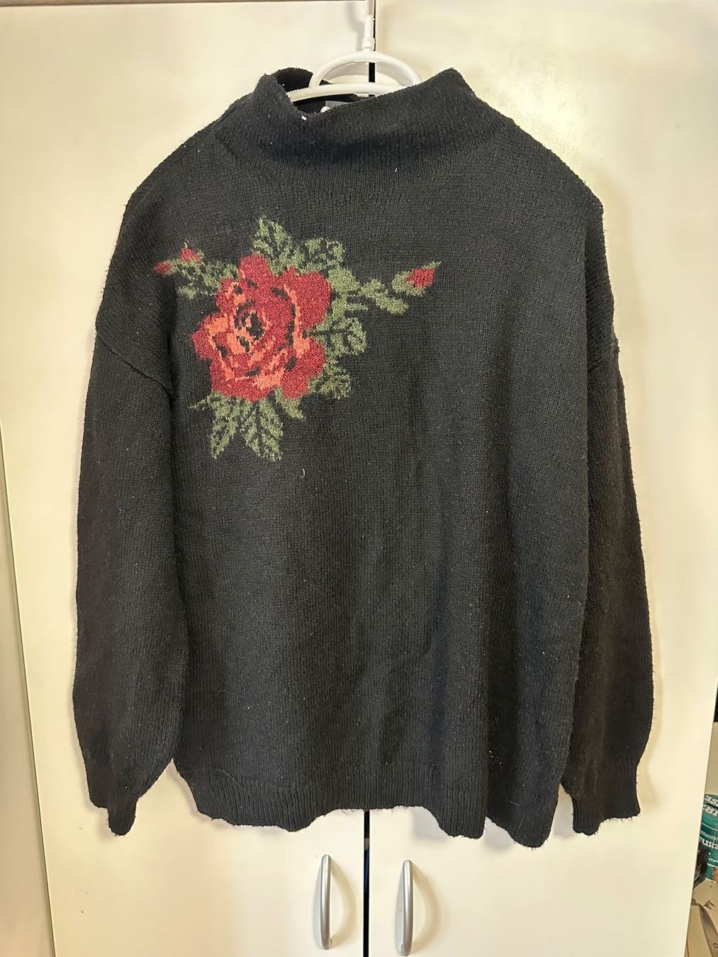 Pullover & Sweatshirts: Schwarzer Pullover mit rose (S) – Gebraucht aus Schaan von Hermine2018