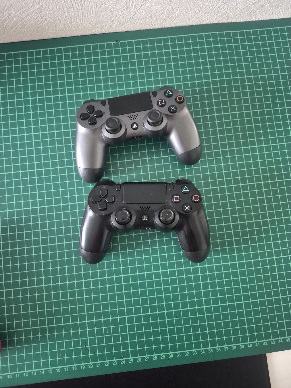 Sony Manettes: 2 PS4 Controllers Black and Grey Used Condition – D'occasion à Meyrin par Retro-GZ