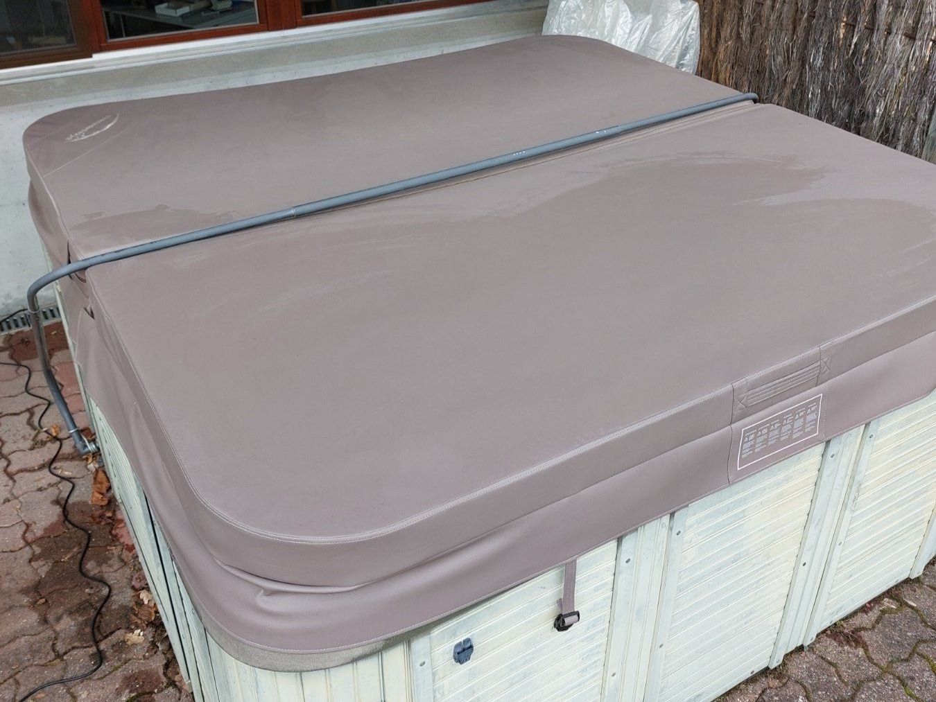 Whirlpool: Whirlpool Abdeckung – Neu (gemäss Beschreibung) aus Thun von