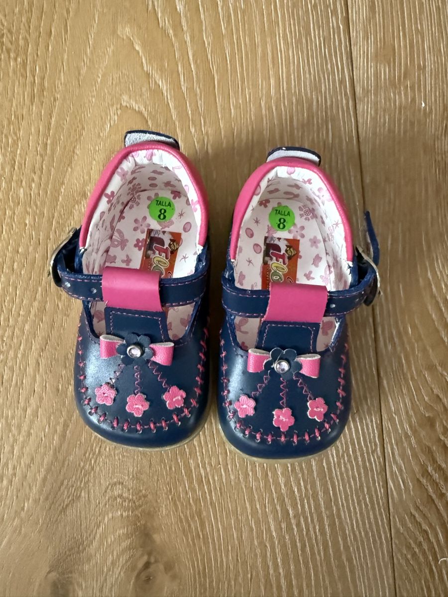 Scarpe per ragazzi: Neue Babysandalen Grösse 18 – Nuovo (secondo la descrizione) da Pragg-Jenaz venduto da gobrist