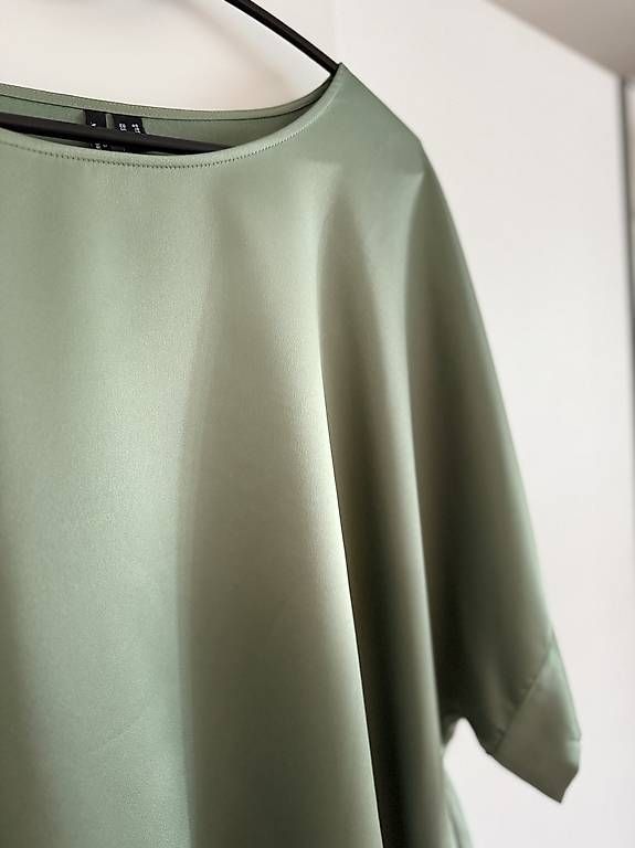 Top: Vero Moda, Satin Top sage, Gr. 46 – Usato da Zollikofen venduto da lili.j