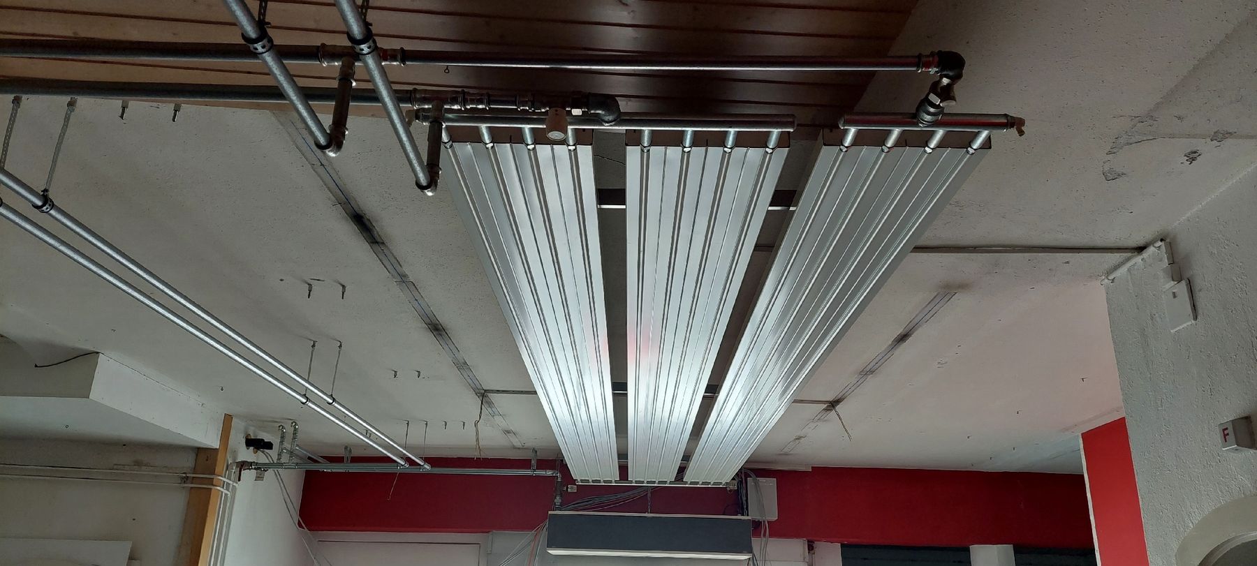 Zehnder Radiatori: 2x Deckenstrahlplatten 3 Elemente a 5 m – Usato da Stans venduto da Ruthli56 2