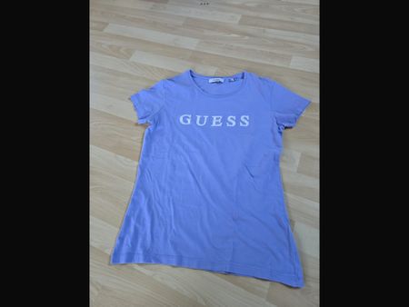 T-Shirt Guess Original lila mit Logoaufdruck guter Zustand