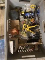 Werkzeugkiste mit Kartuschenpresse und Zubehör gebraucht