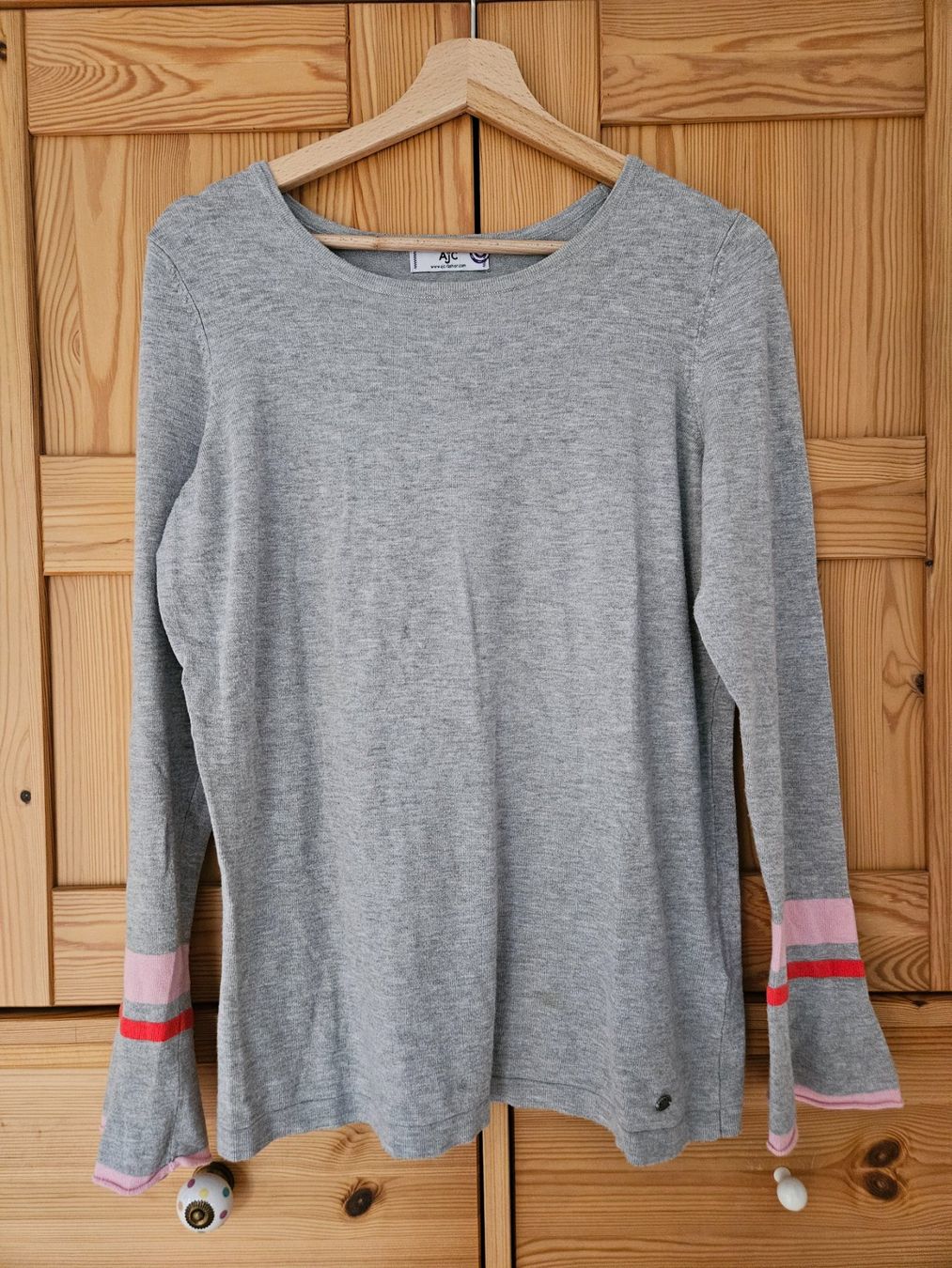 Pulls & Sweat-shirts: AJC Strickpullover, grau mit Volants, Grösse 40/42 – D'occasion à Wettingen par Sk8ertomda