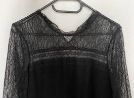 schwarzes Kleid mit Spitze