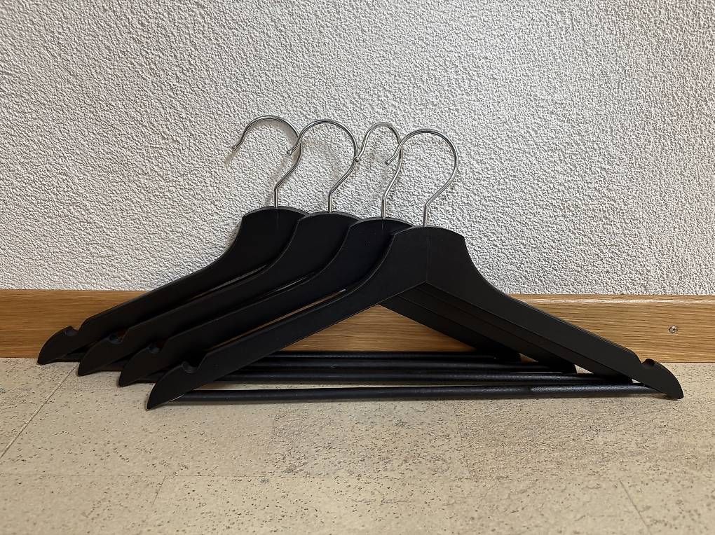 Appendiabiti: Holzkleiderbügel schwarz, 8 Stück  – Usato da Brugg AG venduto da nuv_srm8