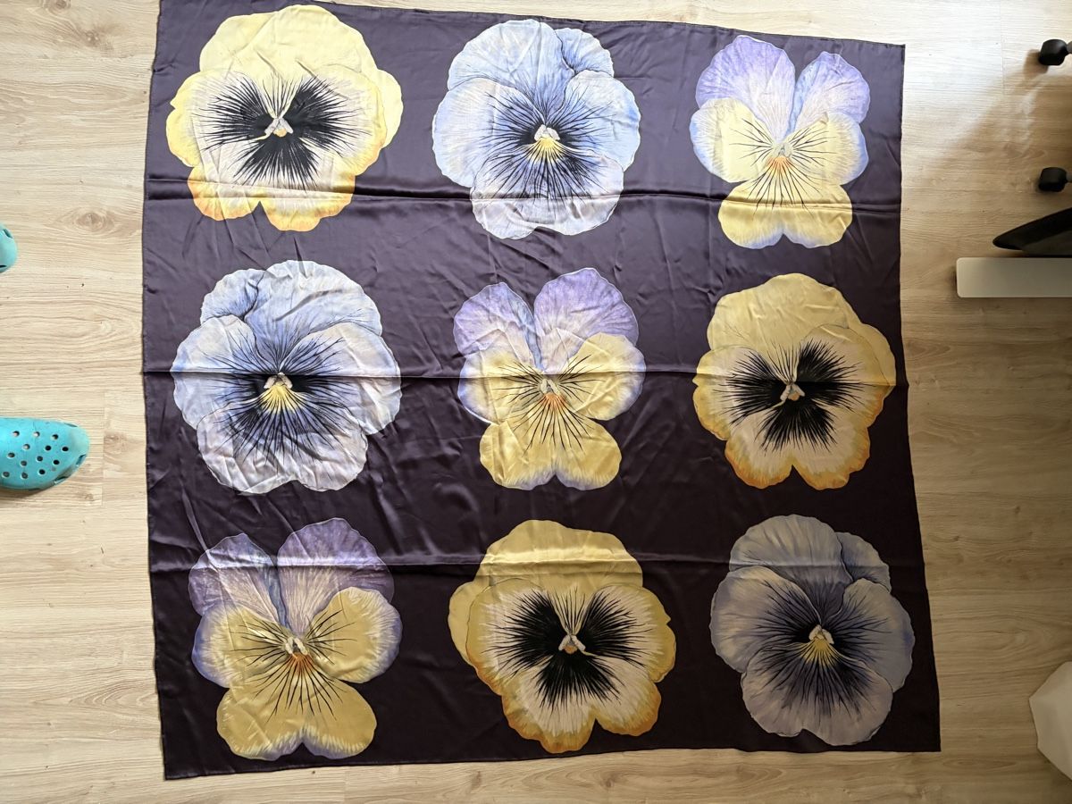 Fabric Frontline Foulard & Sciarpe: Frontline Seidenschal  mit Blumenmuster quadratisch  – Usato da Winterthur venduto da silen 2