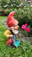 Vintage Gartenzwerg Gustav Liebermann, Rasenmäher 33 cm