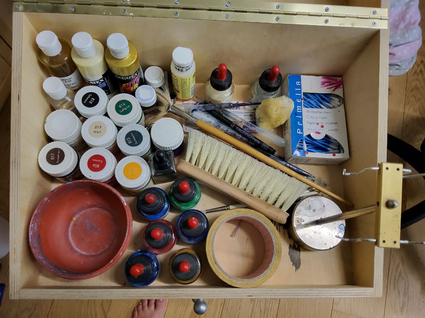 Compressori: Diverses Airbrush Material inkl. Möbel und Kompressor – Usato da Hinwil venduto da Nabe1 1