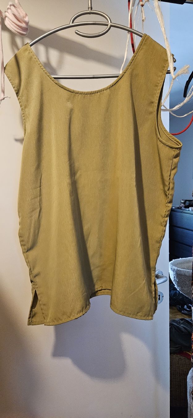 Tops: Sommerliches Top in Khaki - Grösse M – Gebraucht aus Basel von NikaV13