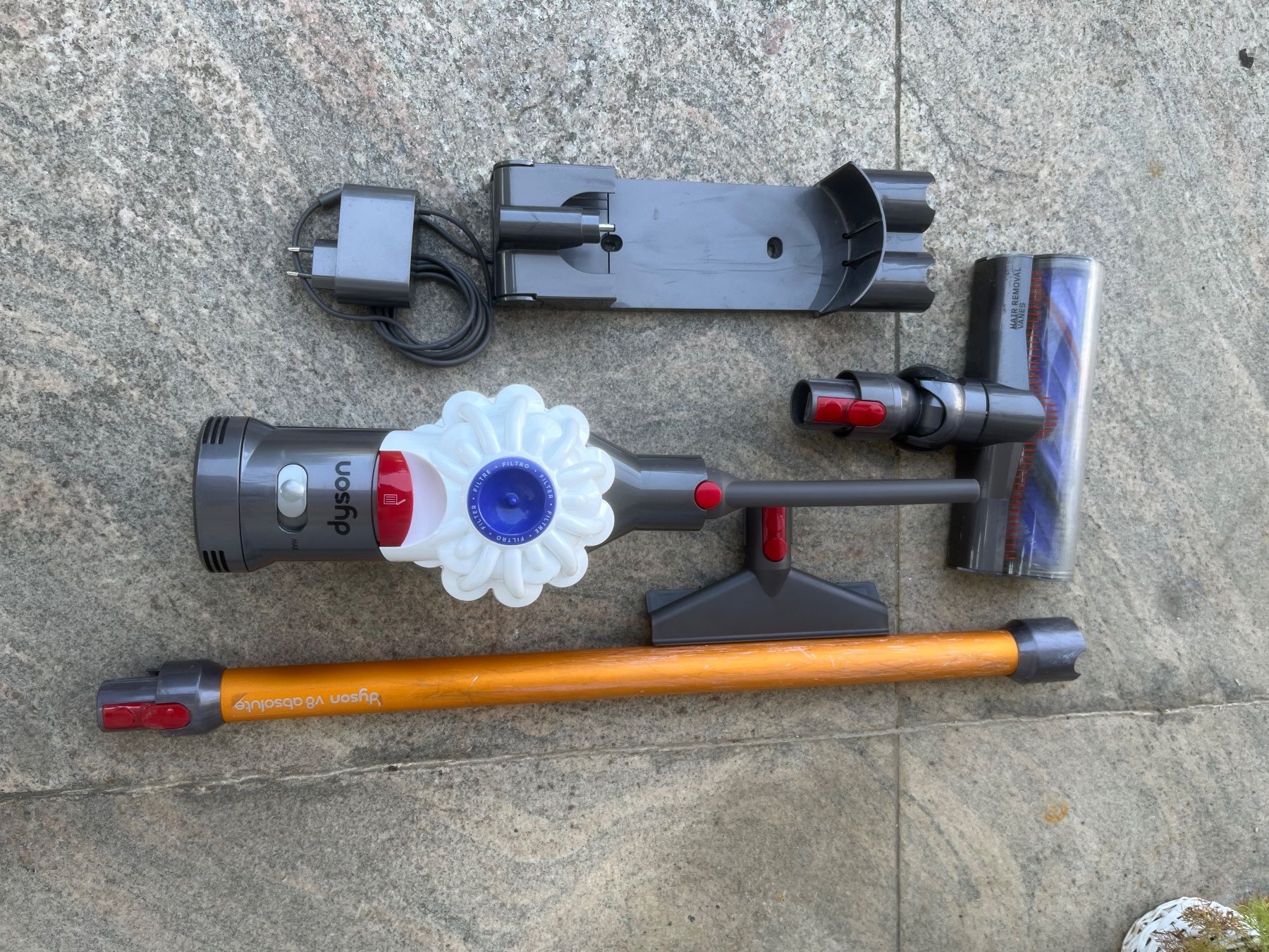 Dyson Staubsauger & Zubehör: Dyson V8 Staubsauger – Gebraucht aus Magden von Hornet2 6