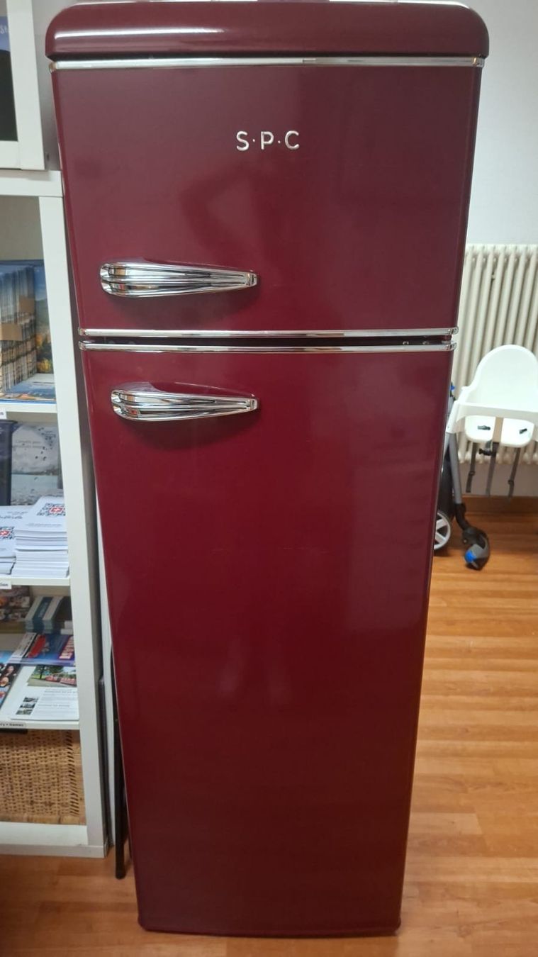 Kühlschrank: Roter Retro-Kühlschrank mit Gefrierfach – Gebraucht aus Gsteigwiler von Marqui