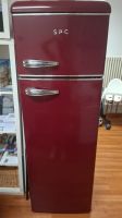 Roter Retro-Kühlschrank mit Gefrierfach