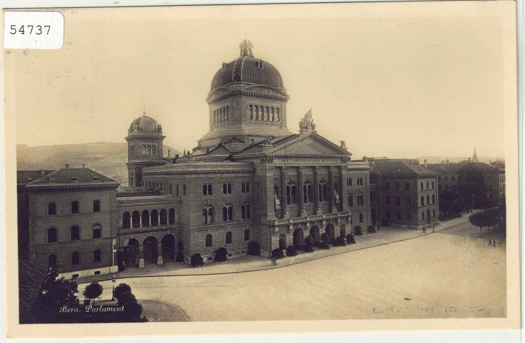 Cartoline postali: Bern - Parlement mit Bundesplatz – Usato da Ettingen venduto da Kartenplanet