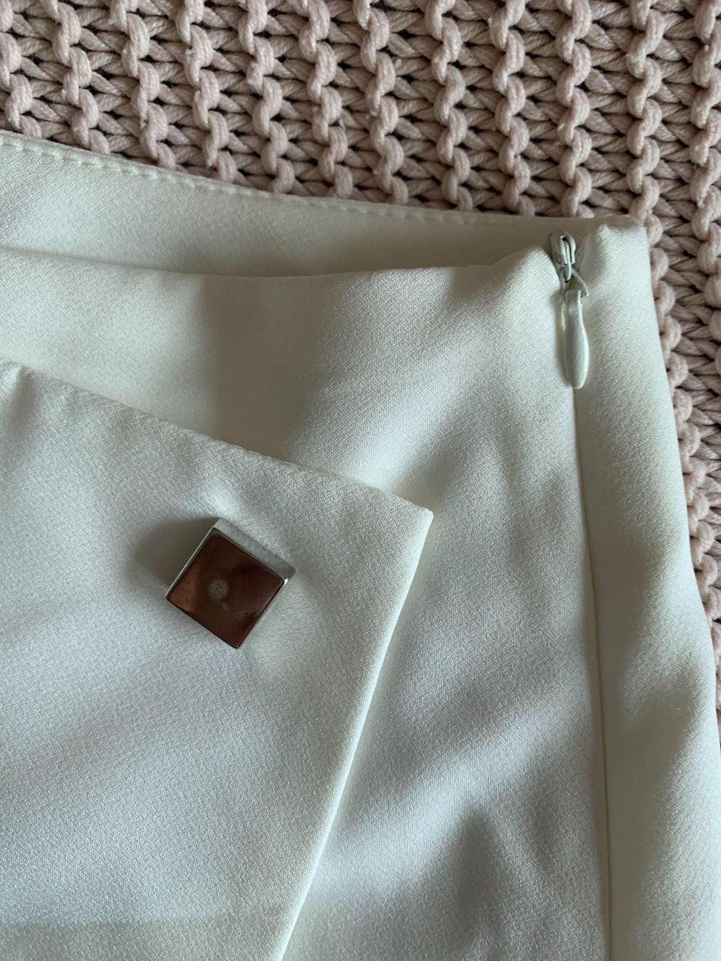 Zara Gonne: Jupe short blanc chic – Usato da Montreux venduto da Iza_81199 3