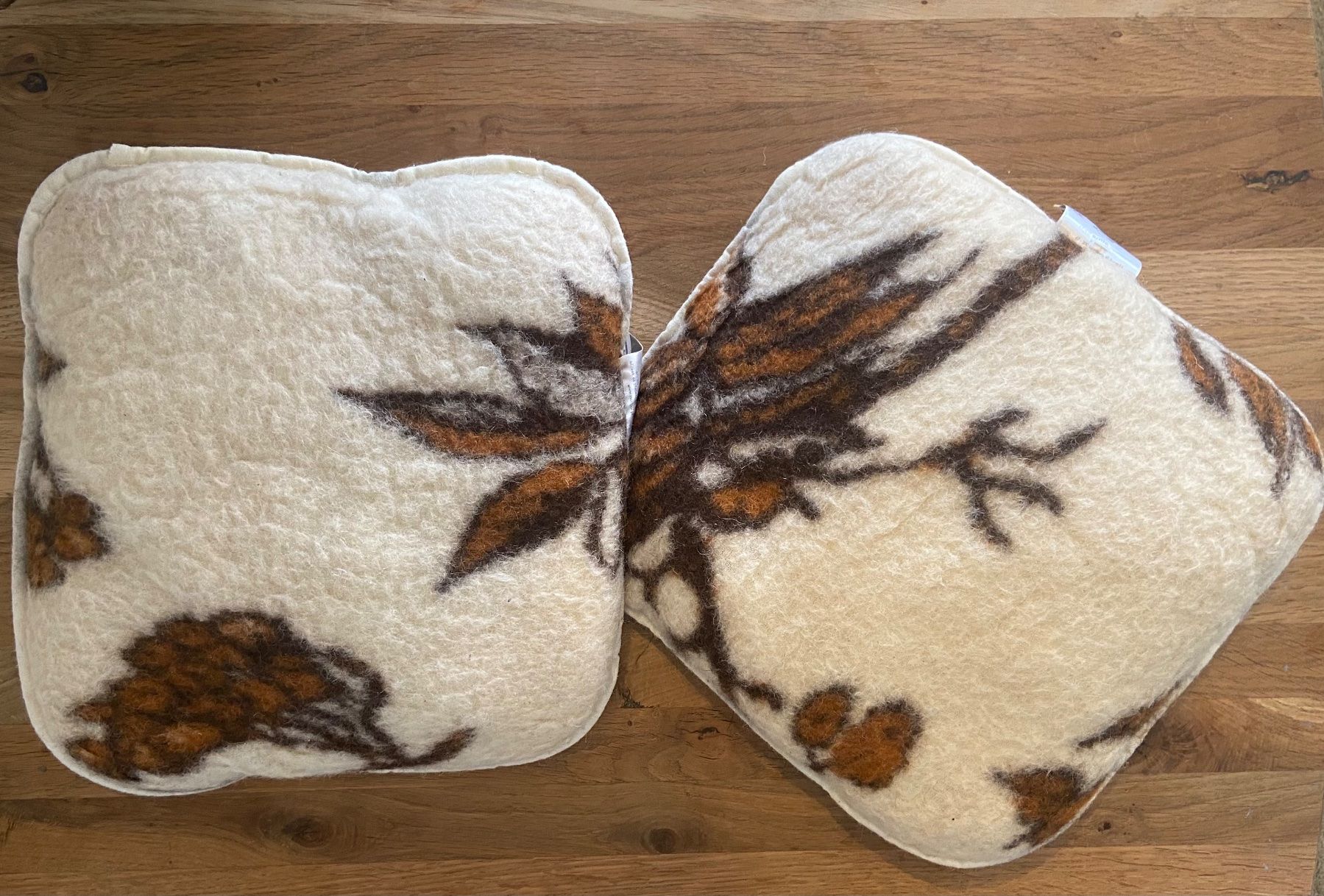 Kissen: 2 Lammfellkissen, ca. 30x30cm – Gebraucht aus Bassersdorf von jgo_9mfk