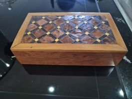 Holzschatulle mit Intarsien dekorativ guter Zustand