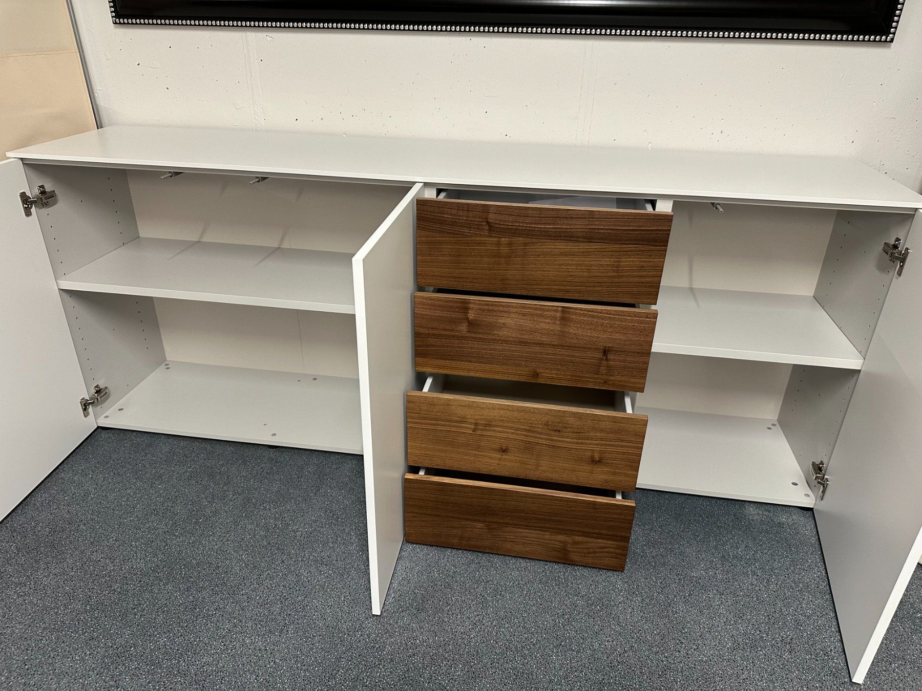 Cassettiere: Sideboard GARDA Lack weiss Nussbaum 200 x 79 cm – Nuovo (secondo la descrizione) da Unterentfelden venduto da moebelrufli 4