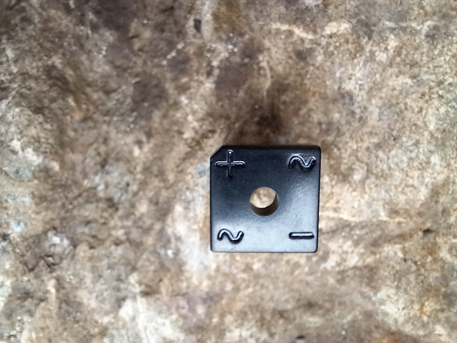 Componenti elettronici: 12 V Mini Relais – Usato da Achseten venduto da Wenggi 1
