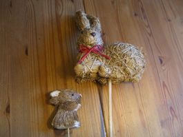 süsser Strohhase, gebunden m.Stab/Ostern