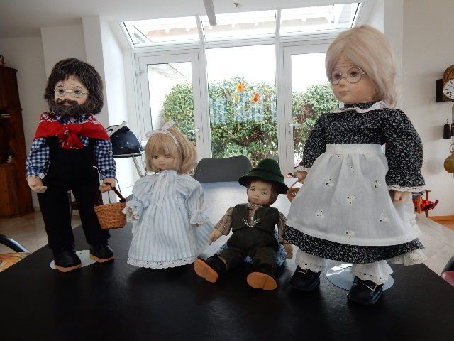 Bambole: 4 Puppen Handarbeit mit 3 Ständer – Usato da Oberägeri venduto da baerghuus