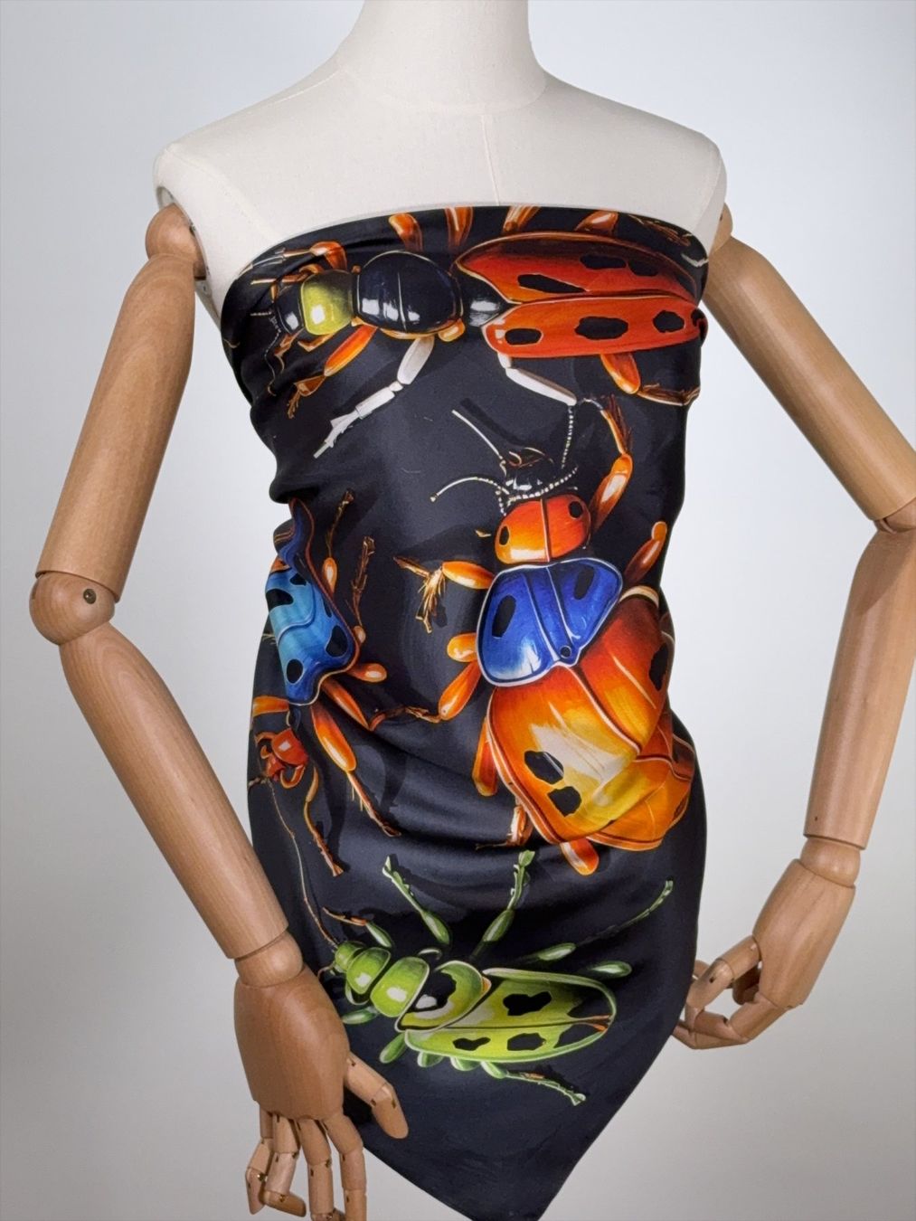 Foulard & Sciarpe: Schöner Seidenfoulard "Bugs – Nuovo e nell'imballaggio originale da Dättwil AG venduto da AnDani2. 3