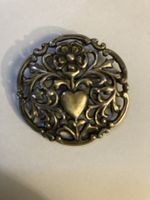 Brosche mit Herz und Blumenmotiv silberfarben gebraucht
