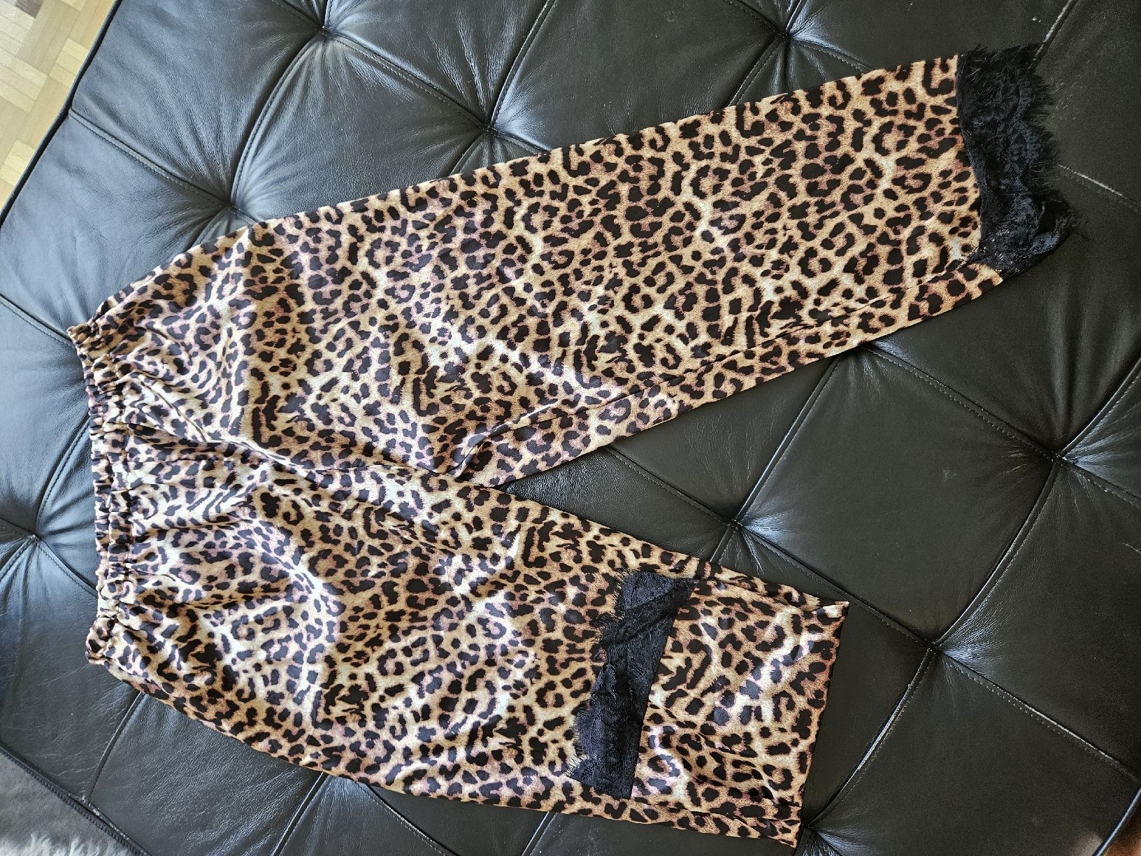 Negligees & Pyjamas: Pyjamahose Leo mit Spitze – Gebraucht aus Windisch von maggee