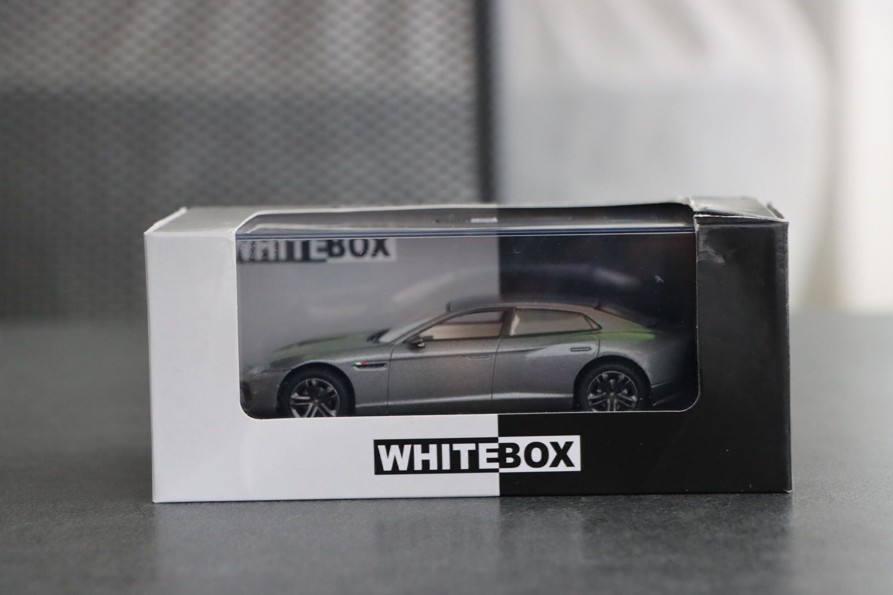 Lamborghini Modellini d'auto: Lamborghini Estoque 2008 1:43 WhiteBox – Nuovo e nell'imballaggio originale da Bühl b.Aarberg venduto da modelldiecast