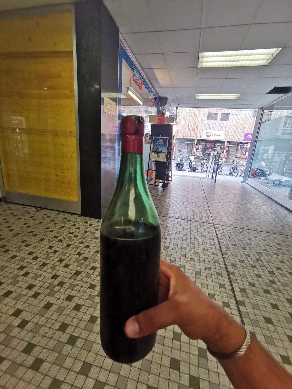 Vino: DÔLE DE ST-LEONARD – Nuovo (secondo la descrizione) da Genève venduto da Leboucheoreilles 7