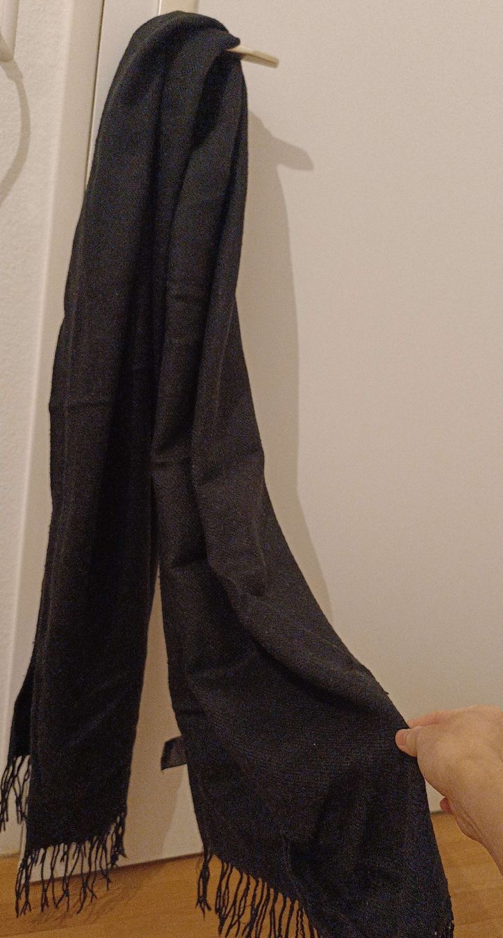 H&M Foulard & Sciarpe: Schwarzer Winter Schal mit Fransen – Usato da Dübendorf venduto da phoebe013
