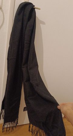 Schwarzer Winter Schal mit Fransen