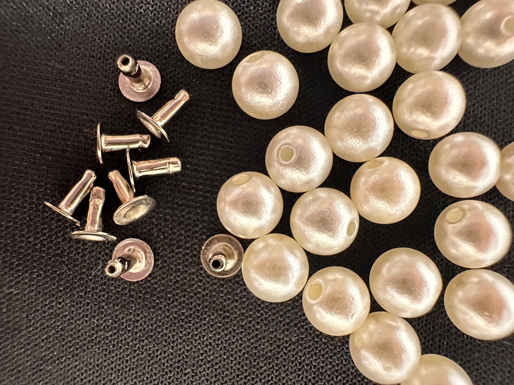 Perle (finte): 100- Perlen-Nieten 6mm – Nuovo (secondo la descrizione) da ZÜRICH venduto da kat_k6zp