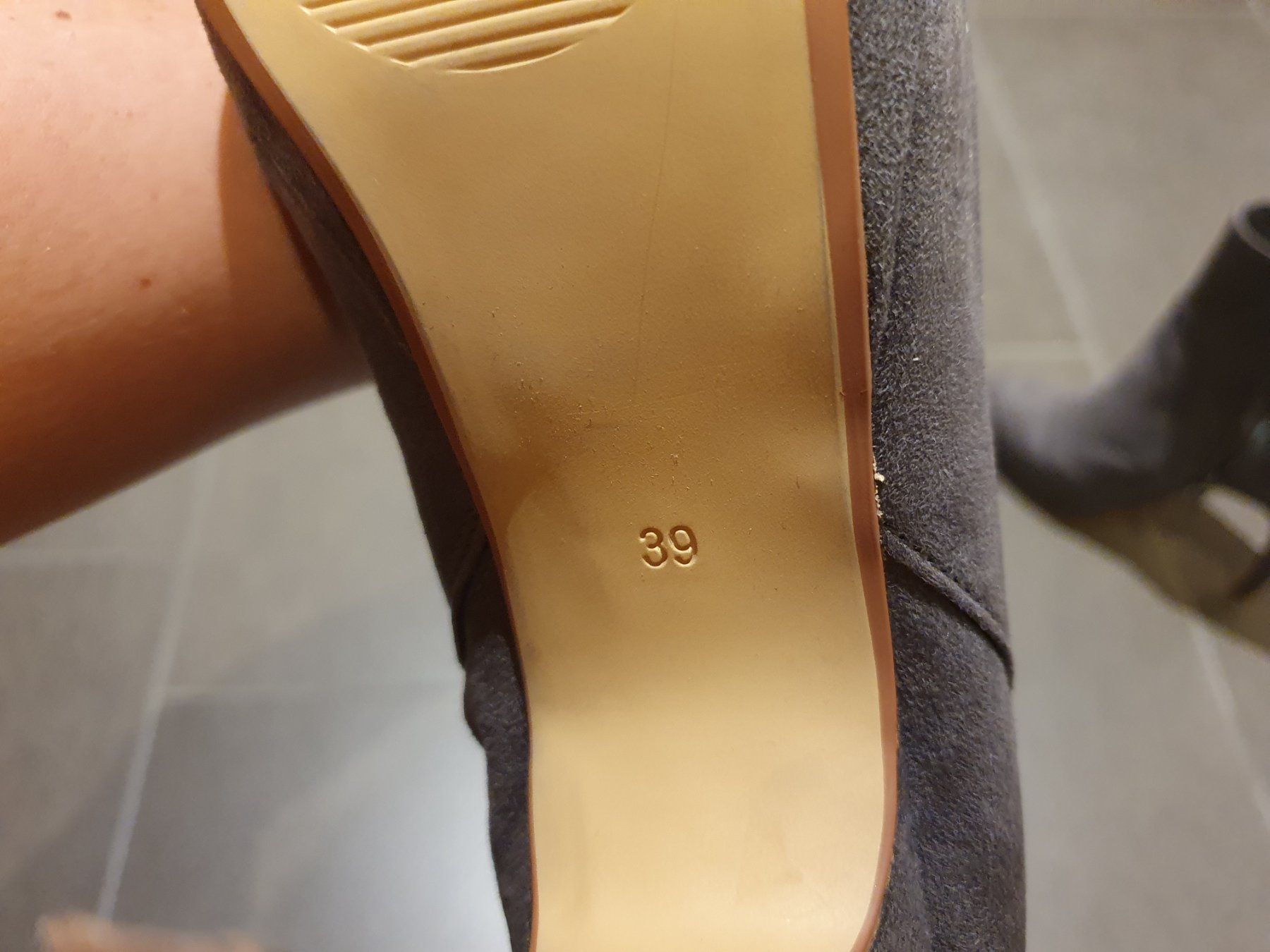 Damenschuhe: Graue Wildleder Stiefeletten, Grösse 39(40) – Gebraucht aus Schübelbach von flo_z6vh 2