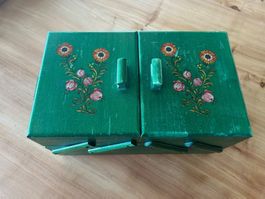 Vintage Nähkasten/Nähkästchen aus Holz, grün bemalt