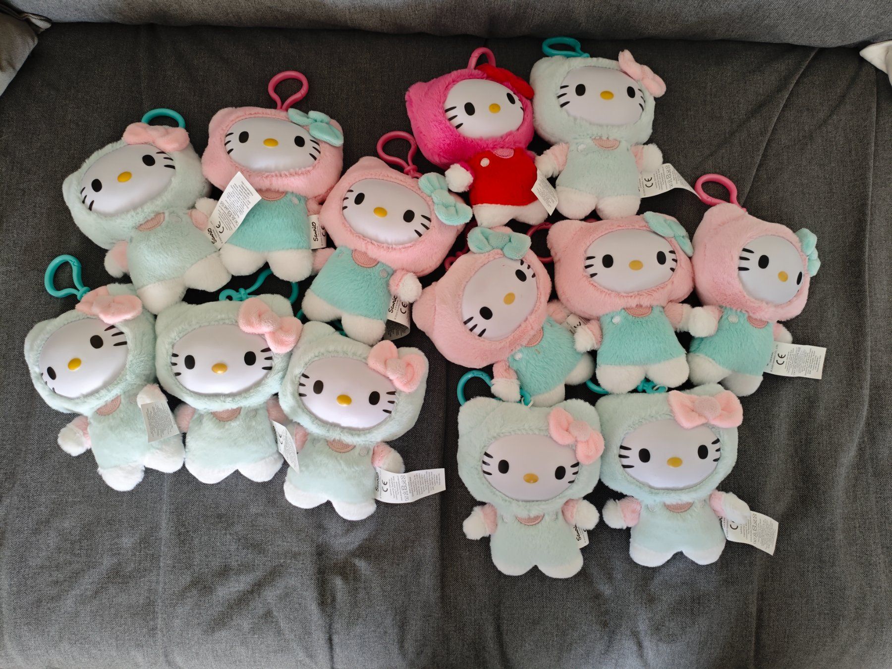 Spielzeuge: Lot peluches Hello Kitty – Gebraucht aus Biel/Bienne von Sarah-Harmonie