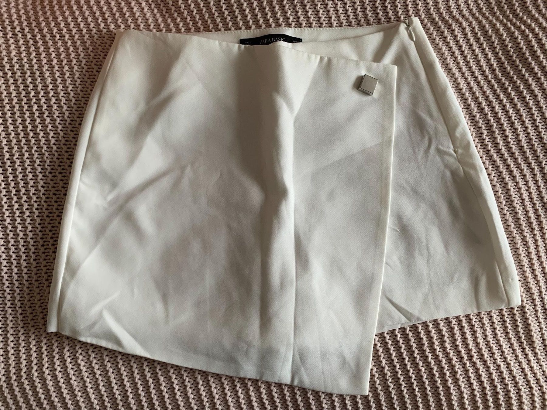 Zara Gonne: Jupe short blanc chic – Usato da Montreux venduto da Iza_81199