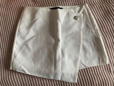 Jupe short blanc chic