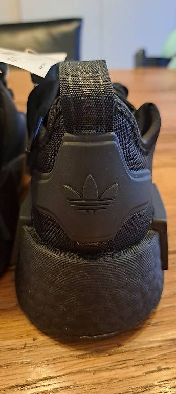 Chaussures hommes: Adidas NMD R1 Junior Grösse 35.5 – D'occasion à Brunnen par Rodge 1