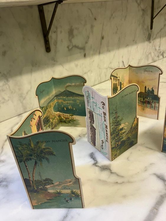 CHROMO GRAND FORMAT AU BON MARCHE ARTISTE CHOCOLAT DANS SES SCENES COMIQUES