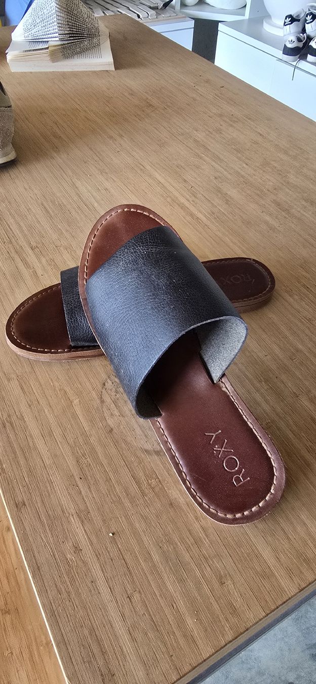 Roxy Scarpe da donna: Pantoletten ROXY Leder schwarz Grösse 40 neuwerig – Usato da Walde AG venduto da LuuMa