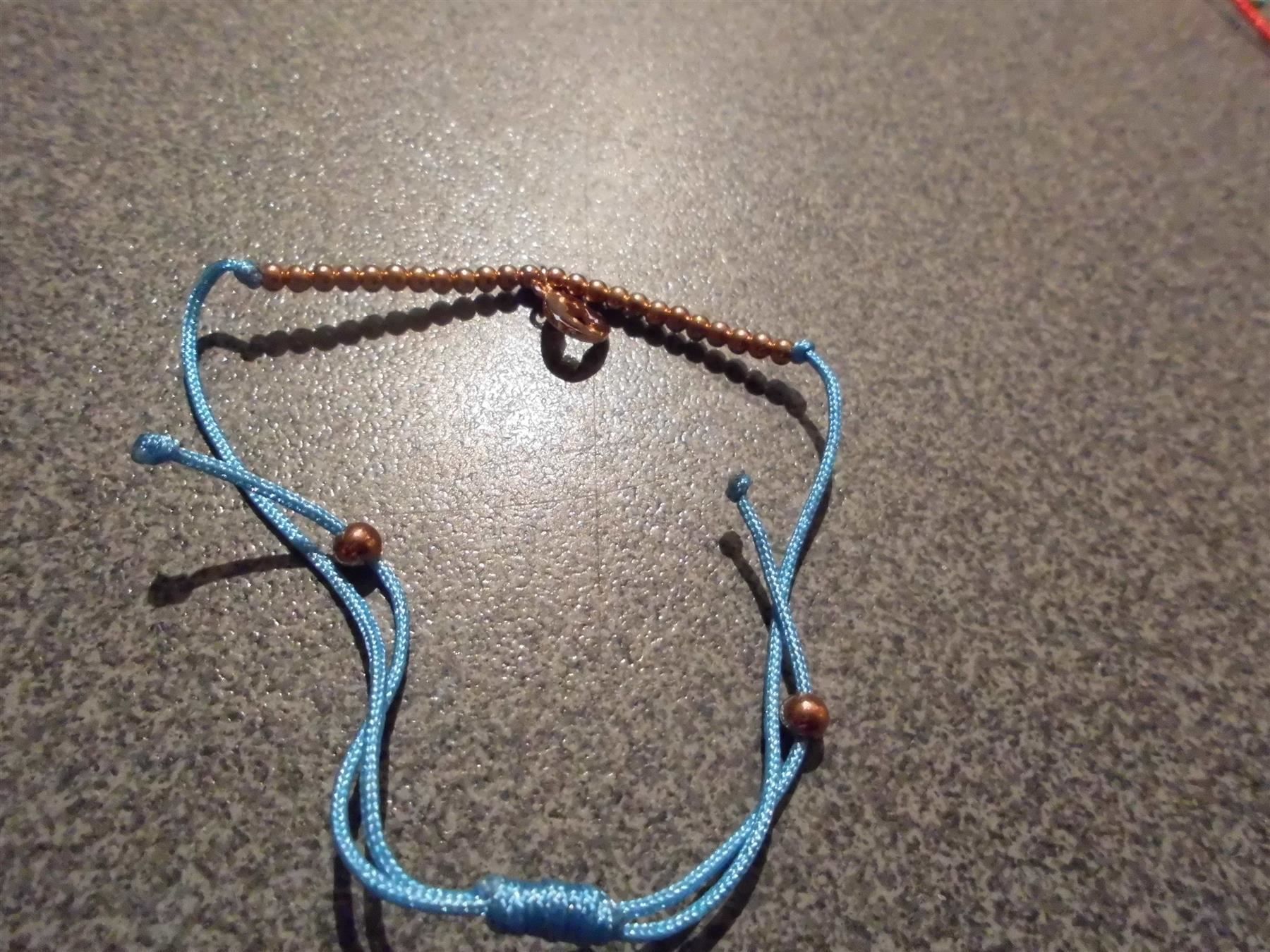 Bracciali & Braccialetti: Armband hellblau/goldfarbig, kleine Perl – Usato da Zürich venduto da Motzkuh