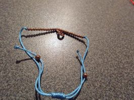 Armband hellblau/goldfarbig, kleine Perl