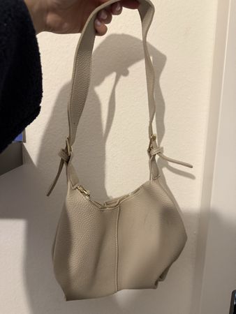 Trendige Handtasche in Beige - perfekt für den Frühling!