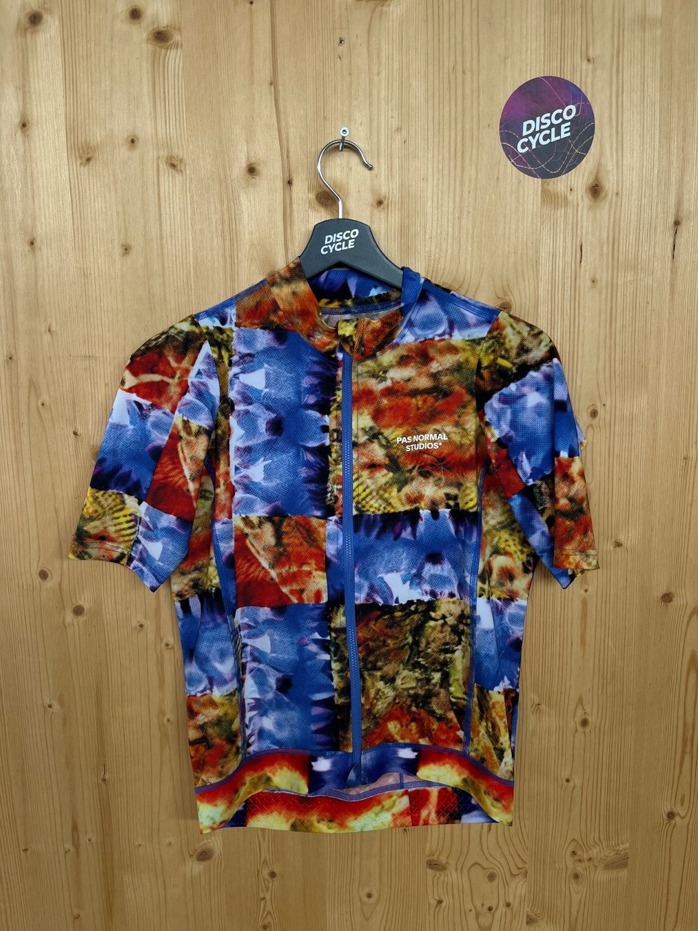 Pas Normal Studios Canottiere & Pantaloni: % Pas Normal Studios Men's Essential Jersey - M – Nuovo e nell'imballaggio originale da Bern venduto da Disco_Cycle